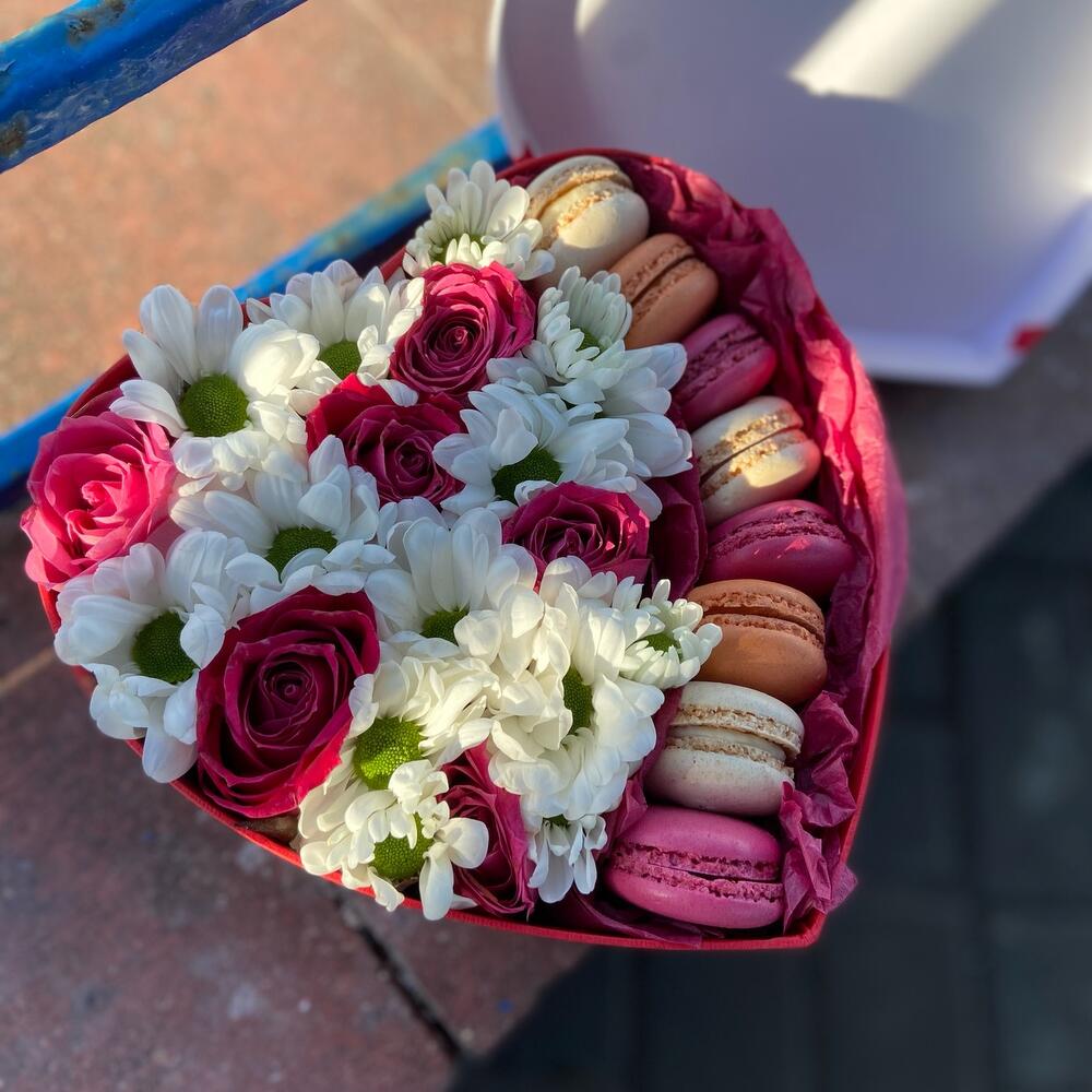 Коробка сердце с цветами и Macarons