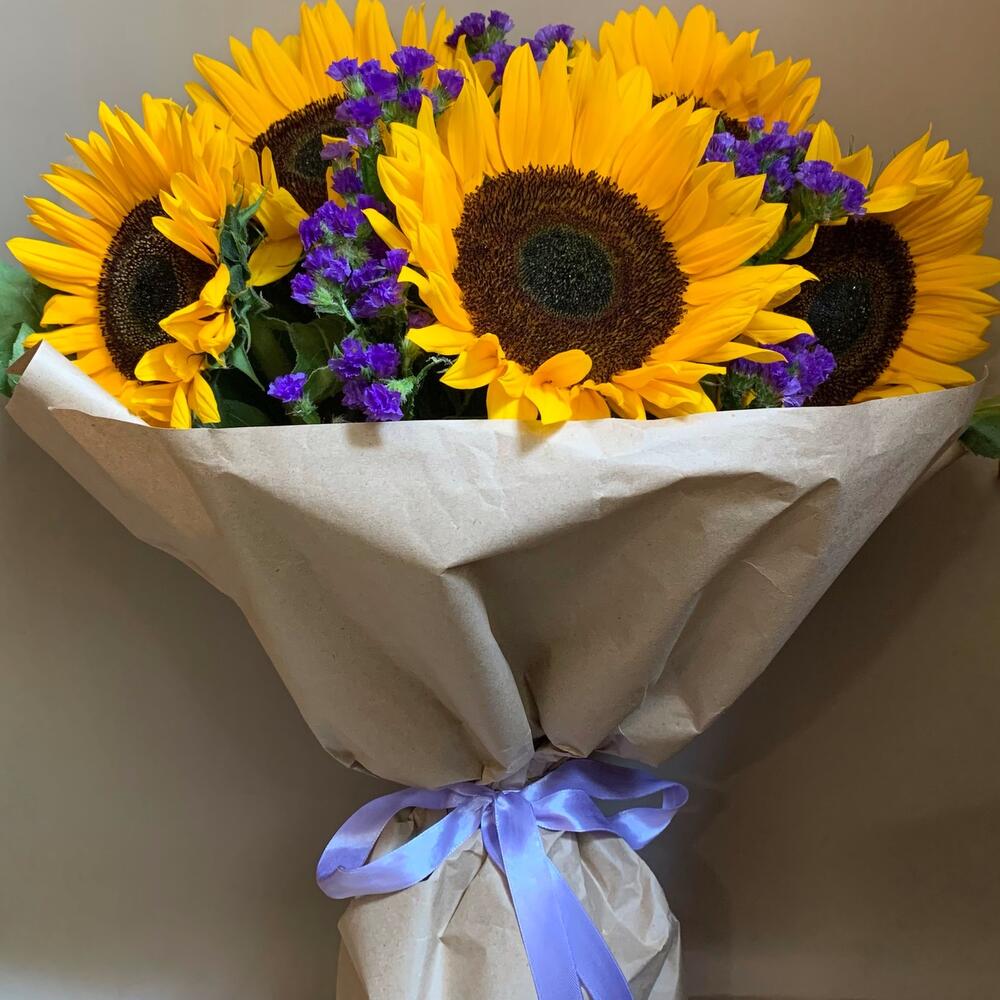 Букет из подсолнухов и статицы